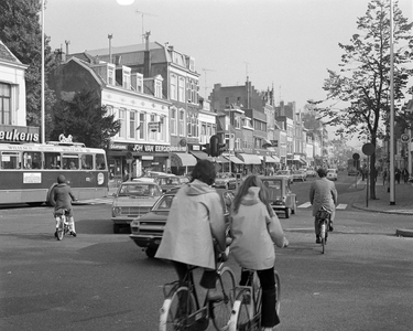 855223 Afbeelding van de verkeerssituatie aan het begin van de Biltstraat te Utrecht, bij de kruising met de ...